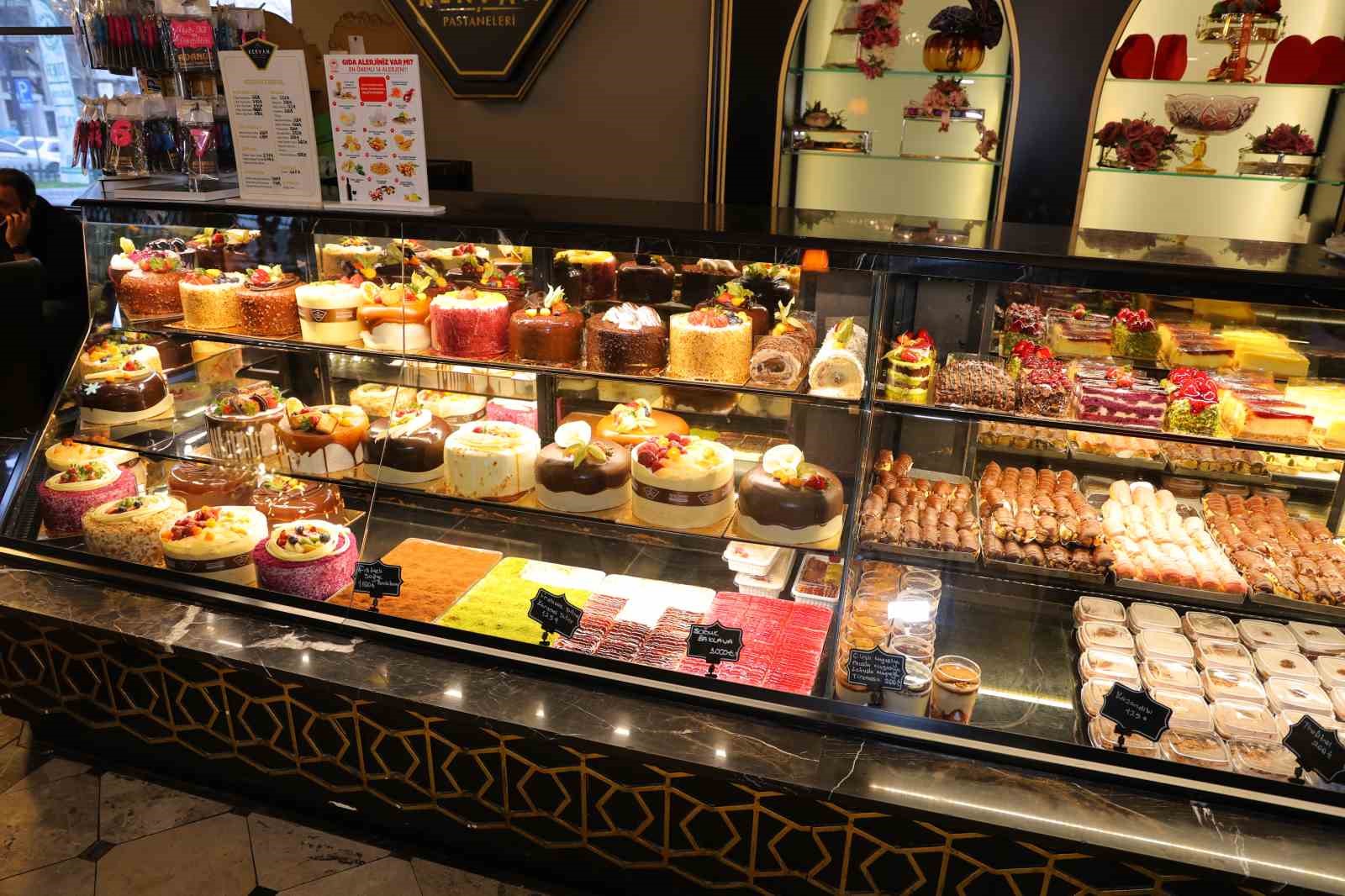 Kahramanmaraş’ta tezgahlar şeker ve çikolatalarla süslendi
