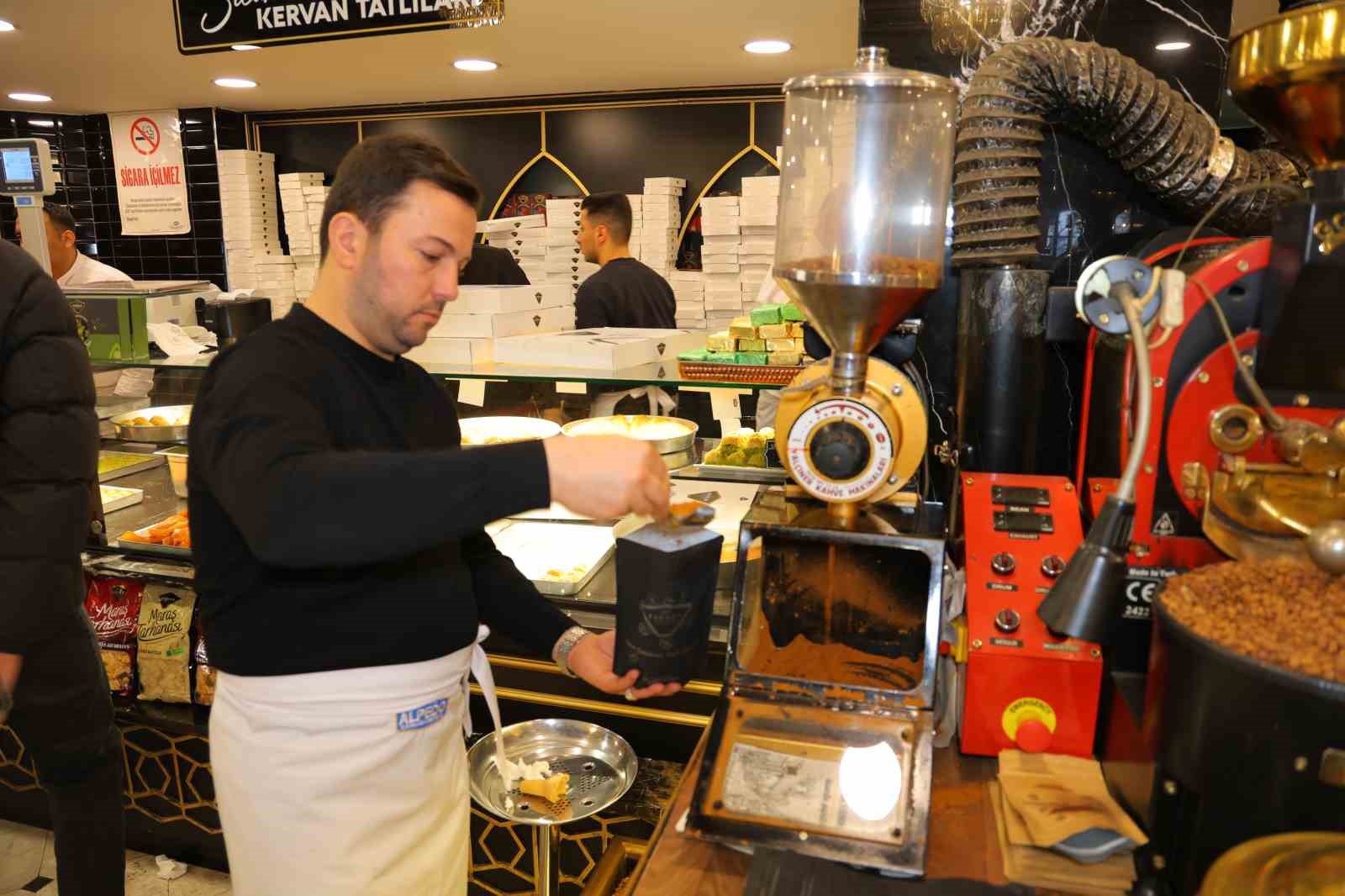 Kahramanmaraş’ta tezgahlar şeker ve çikolatalarla süslendi
