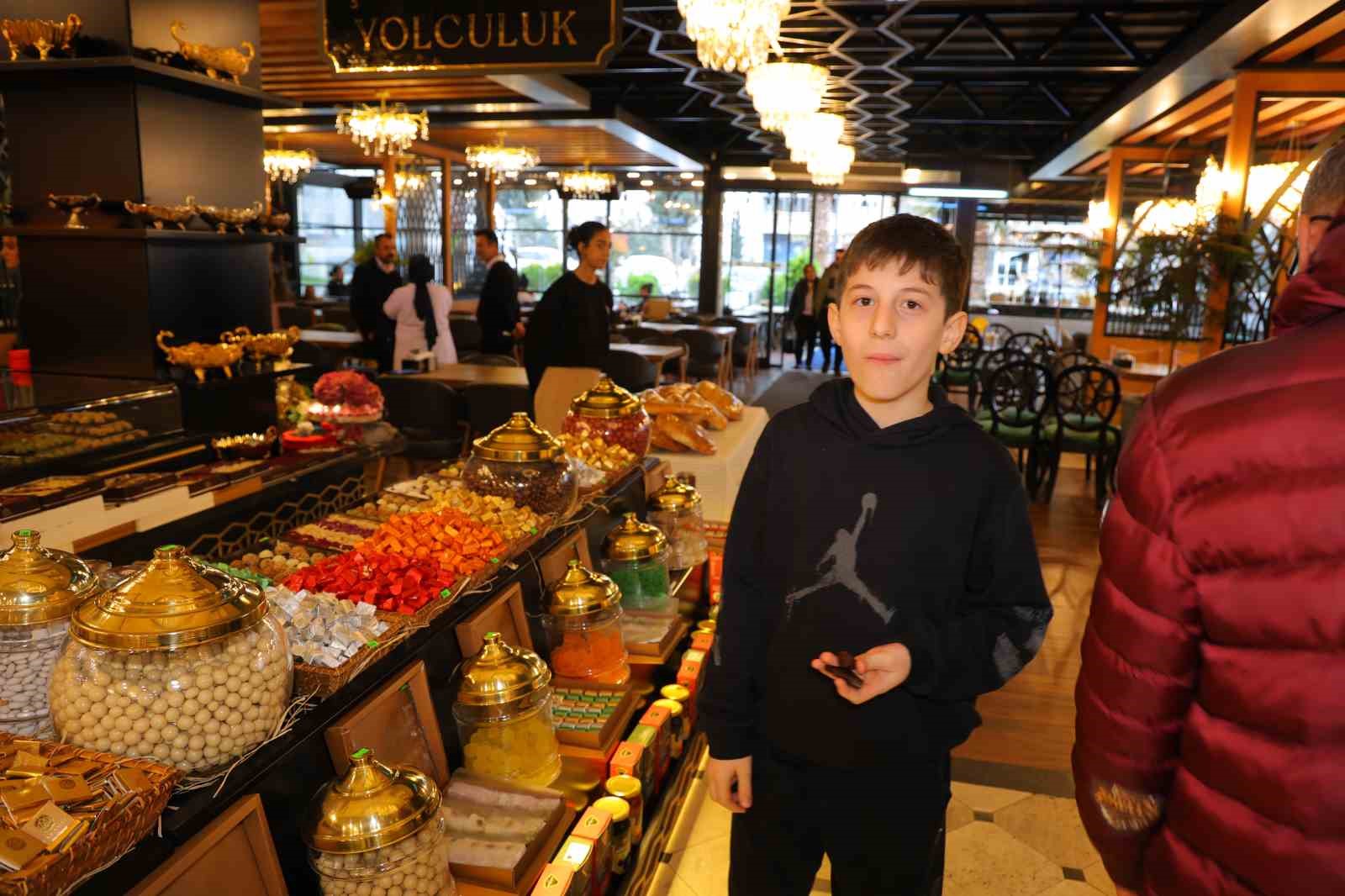 Kahramanmaraş’ta tezgahlar şeker ve çikolatalarla süslendi
