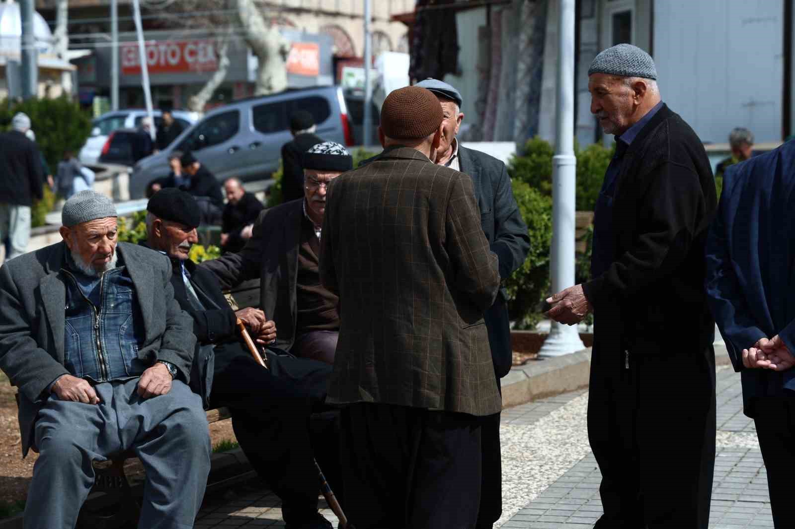 Kahramanmaraş’ta Ulu Cami Meydanı’nın müdavimleri
