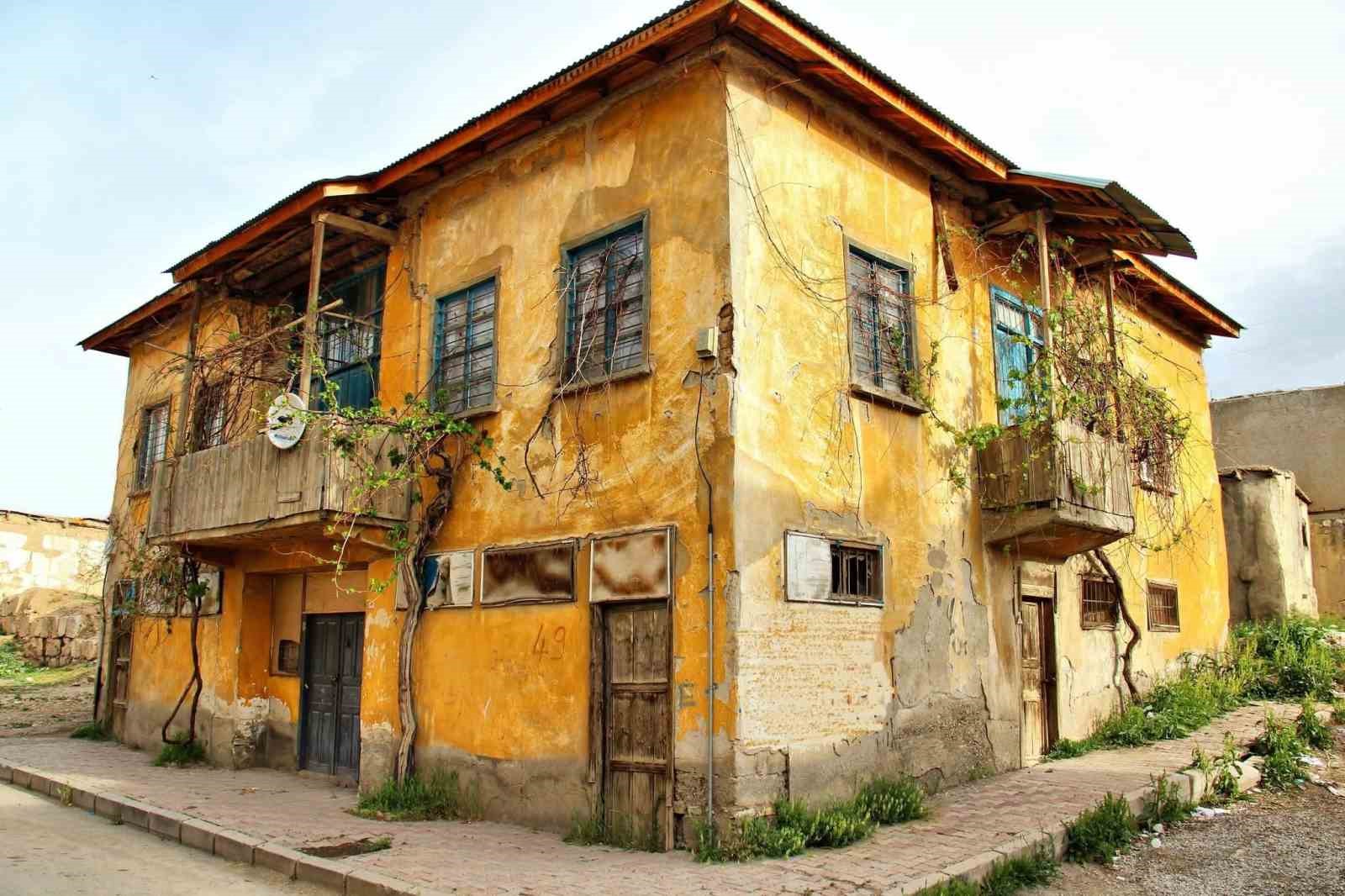 Kahramanmaraş’ta yıllara meydan okuyan evler görüntülendi
