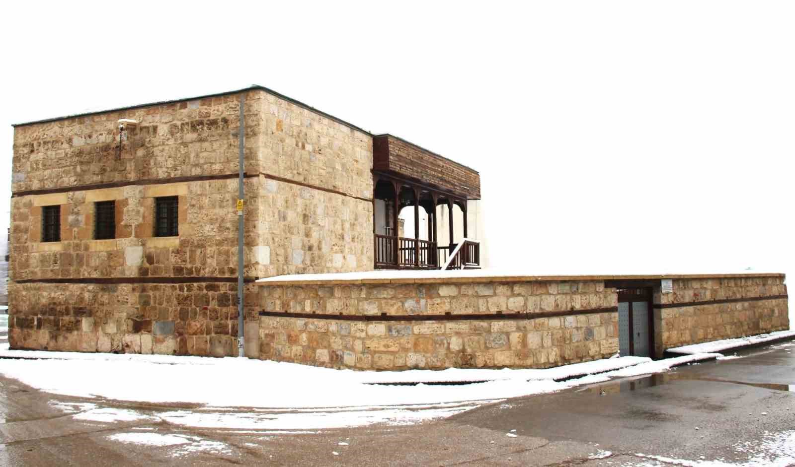 Kahramanmaraş’ta yıllara meydan okuyan evler görüntülendi
