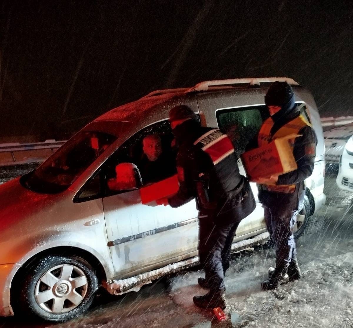 Kahramanmaraş’ta yolda mahsur kalan vatandaşlara jandarmadan yardım
