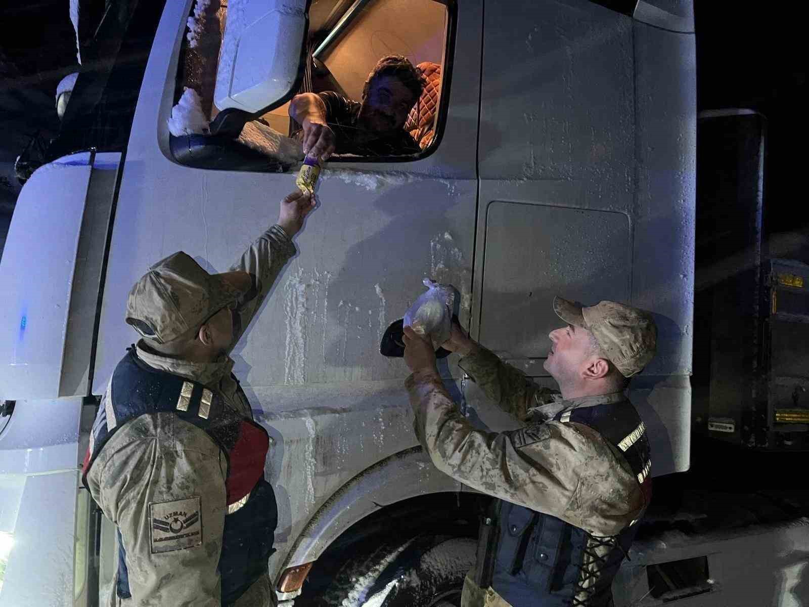 Kahramanmaraş’ta yolda mahsur kalan vatandaşlara jandarmadan yardım
