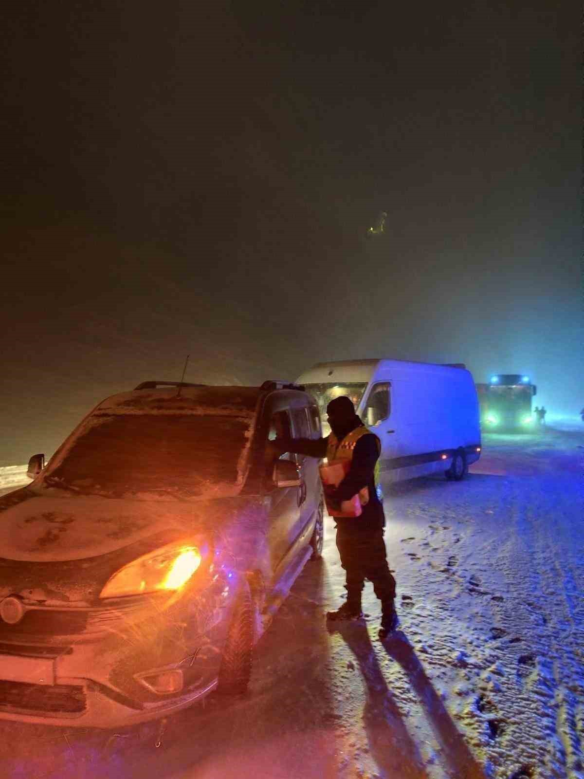 Kahramanmaraş’ta yolda mahsur kalan vatandaşlara jandarmadan yardım
