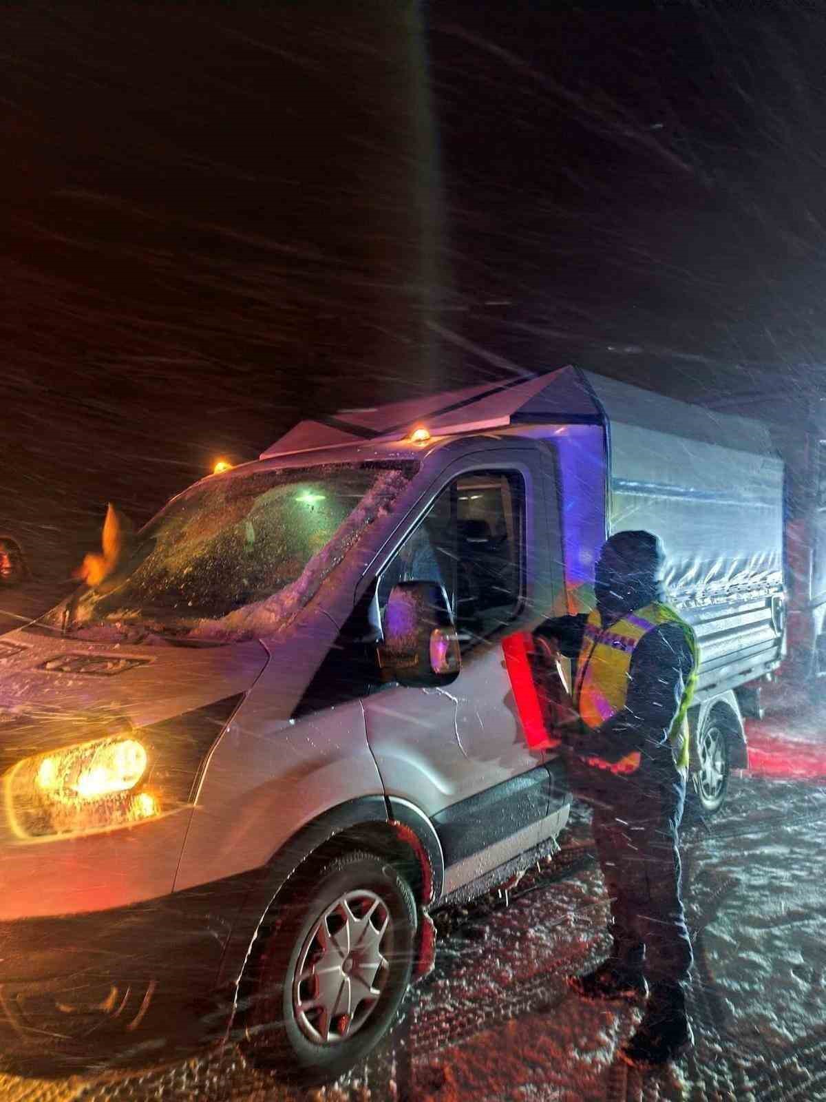 Kahramanmaraş’ta yolda mahsur kalan vatandaşlara jandarmadan yardım
