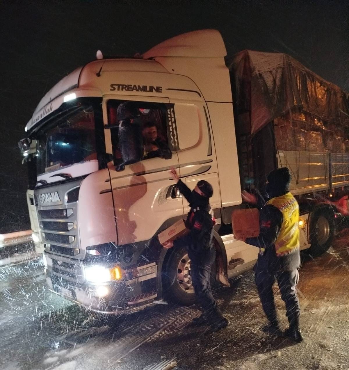 Kahramanmaraş’ta yolda mahsur kalan vatandaşlara jandarmadan yardım
