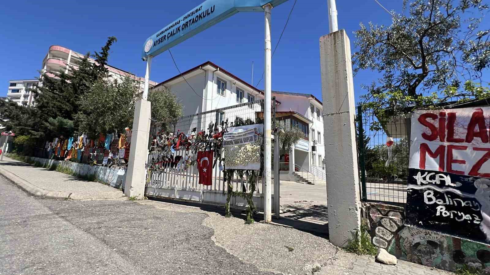 Kahramanmaraş’taki saldırının ardından veliler öğrencilerin eşyalarını okuldan almaya başladı
