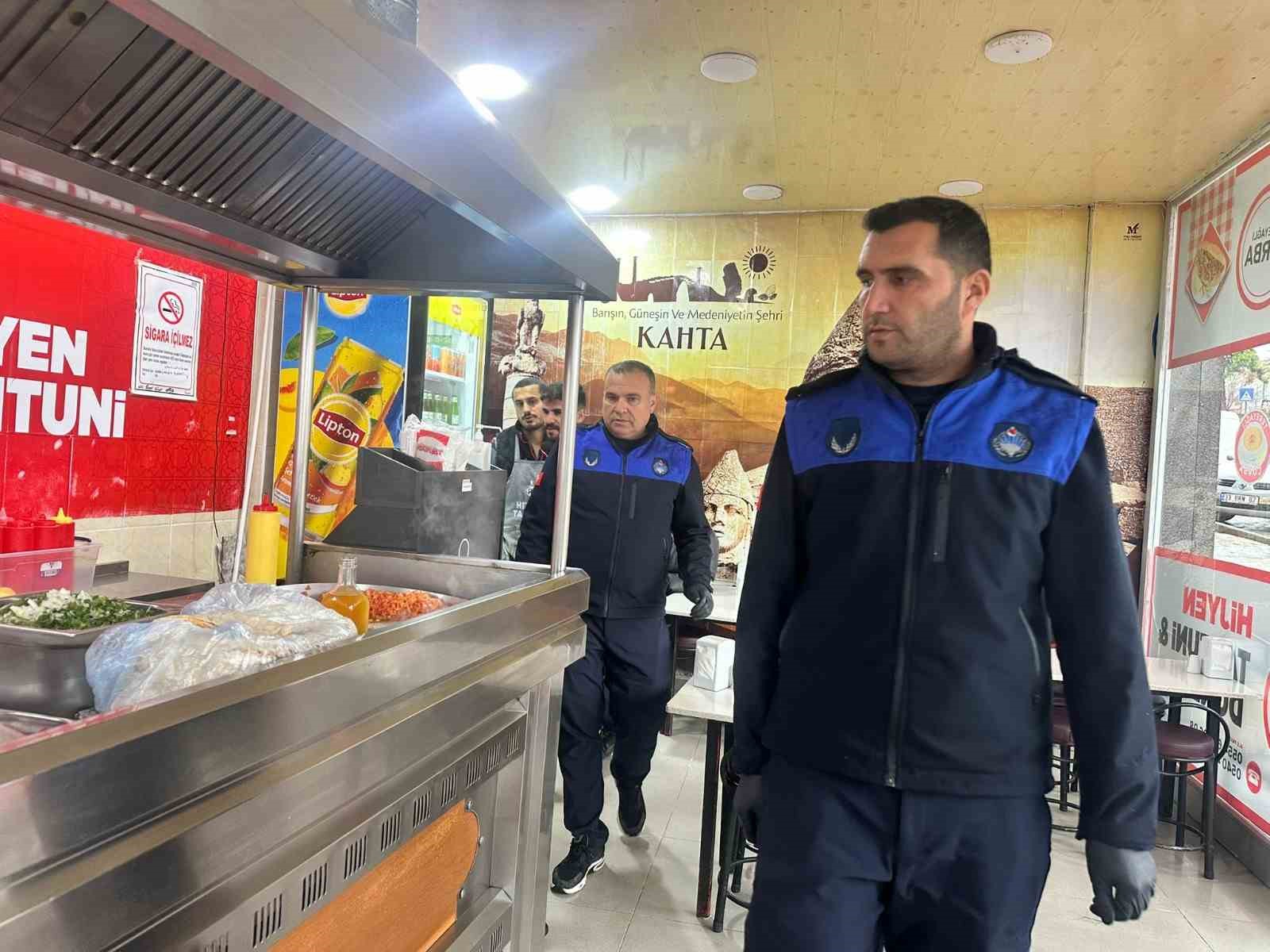 Kâhta Belediyesi, Ramazan öncesi denetimlerini artırdı
Kâhta Belediyesi, Ramazan öncesi denetimlerini artırdı