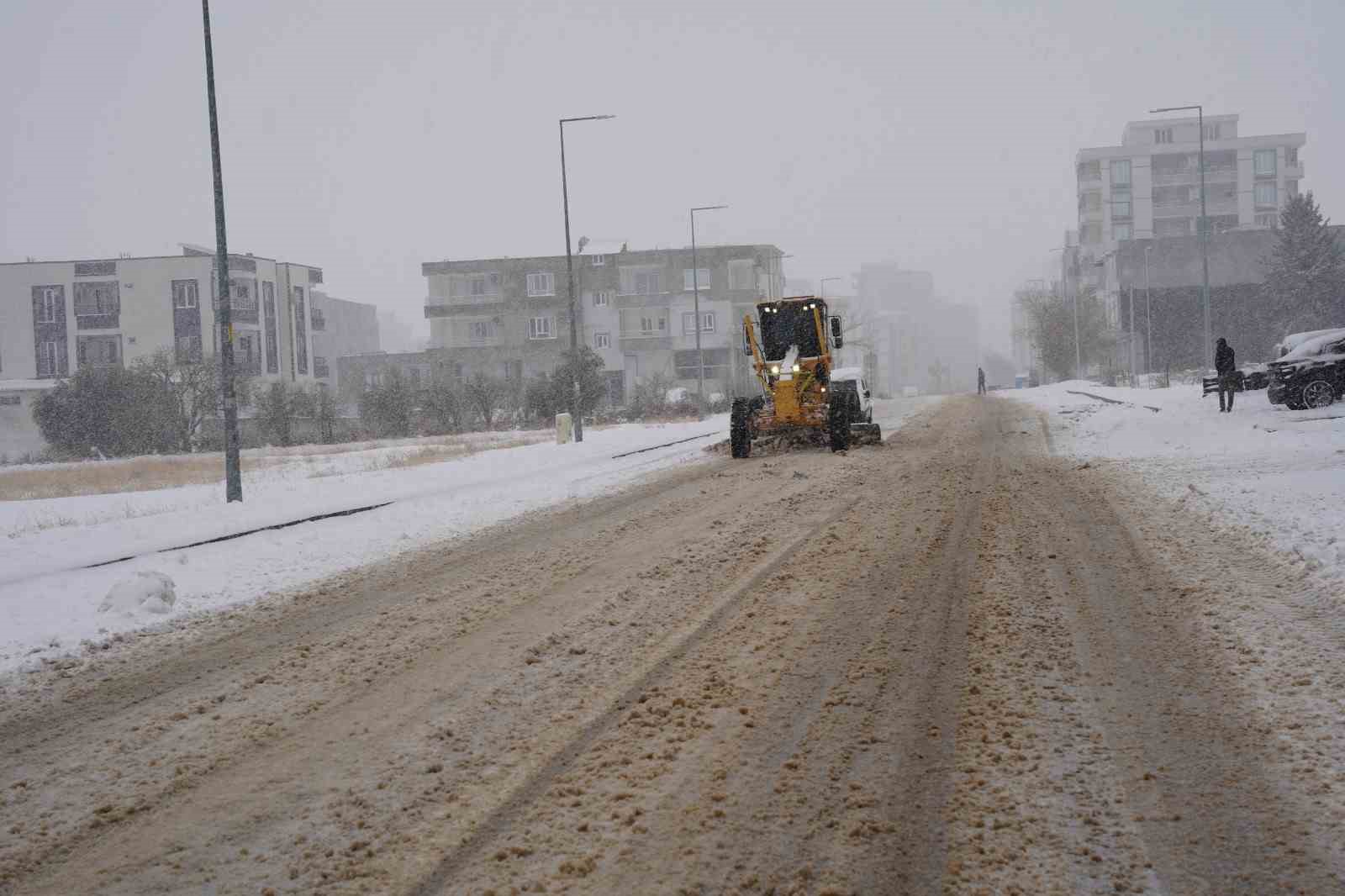Kahta Belediyesi’nden kar yağışına karşı seferberlik
