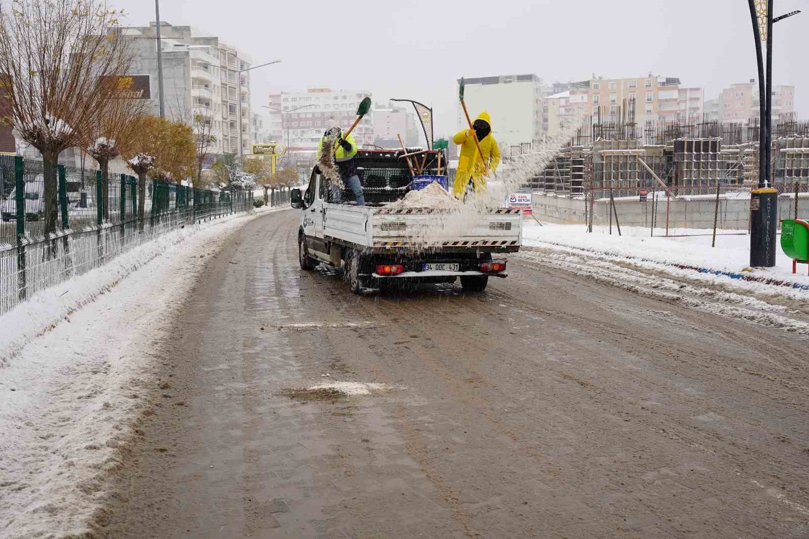 Kahta Belediyesi’nden kar yağışına karşı seferberlik
