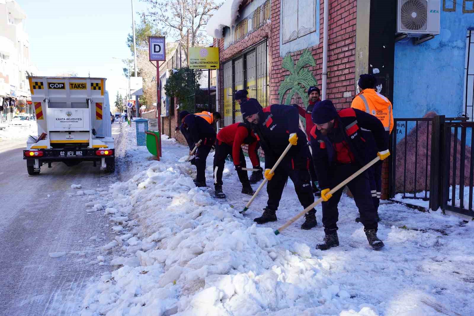Kâhta Belediyesi’nden karla mücadelede kesintisiz çalışma
