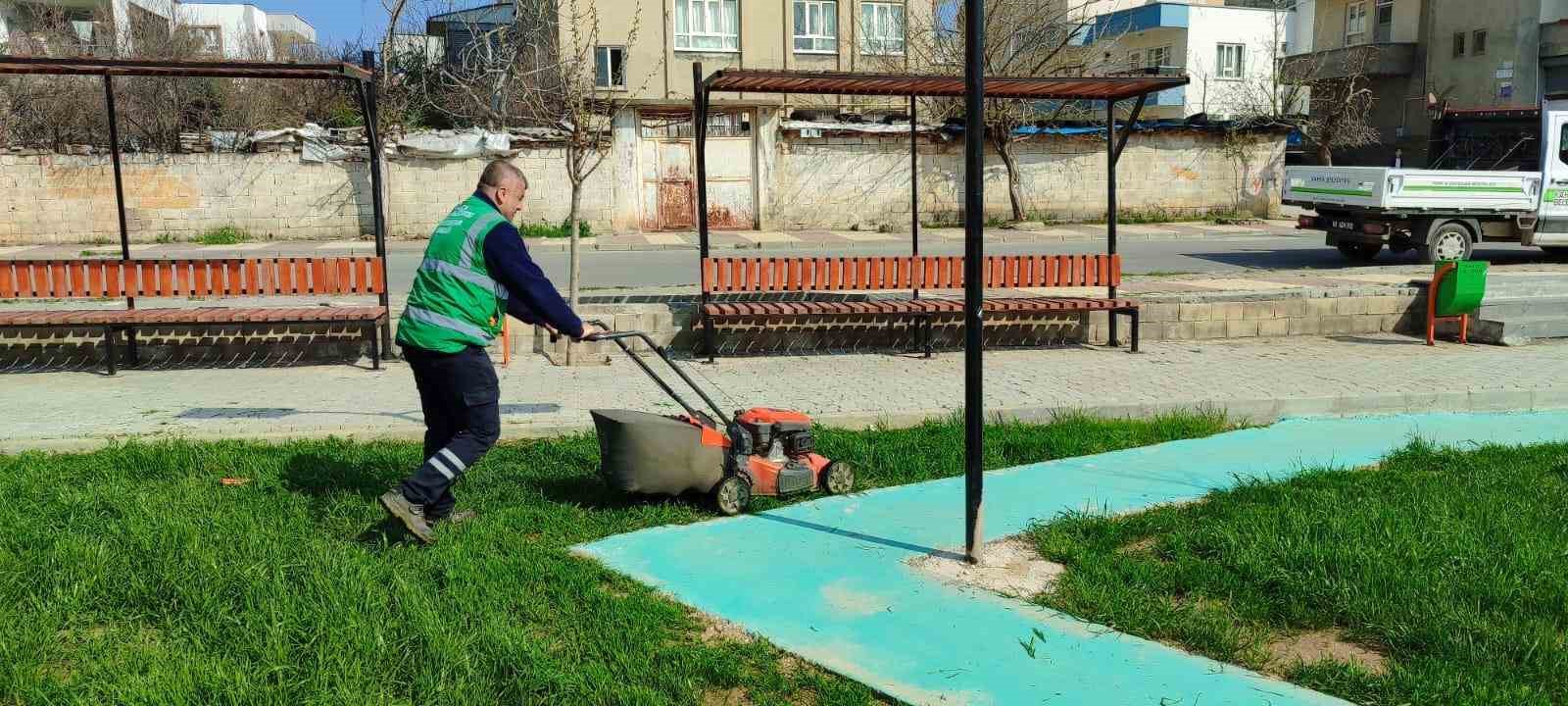 Kahta Belediyesi’nden park ve yeşil alanlarda yoğun yaz mesaisi
