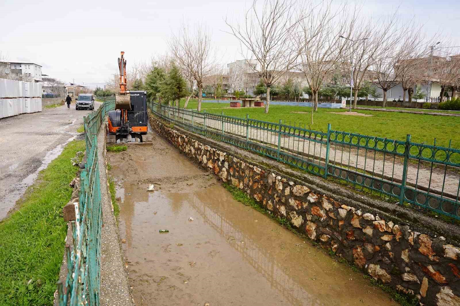 Kahta Belediyesi’nden yaz öncesi dere temizliği

