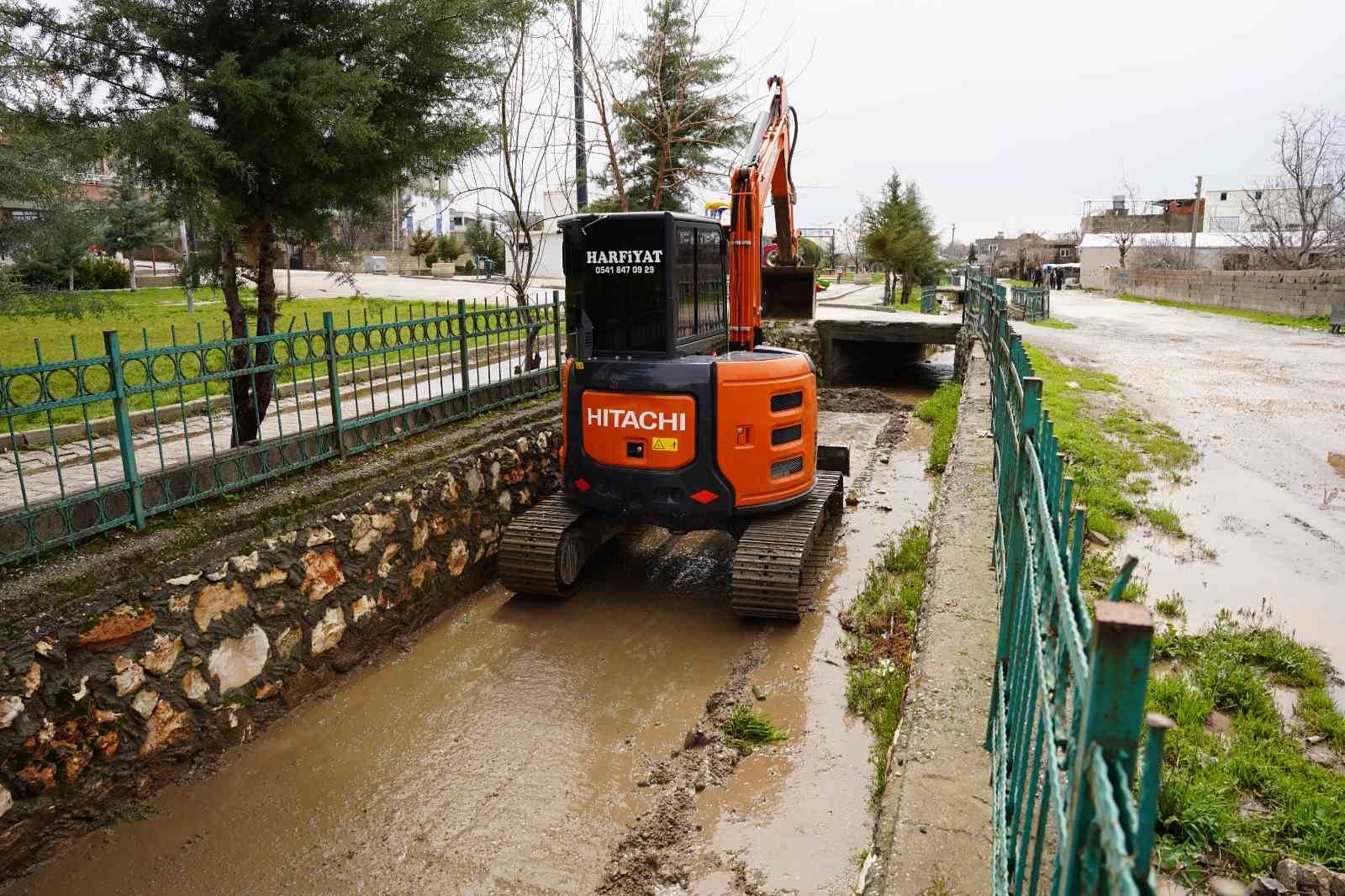 Kahta Belediyesi’nden yaz öncesi dere temizliği
