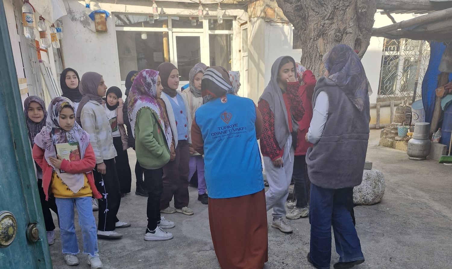 Kahta’da ihtiyaç sahibi ailelere yardımlar sürüyor
