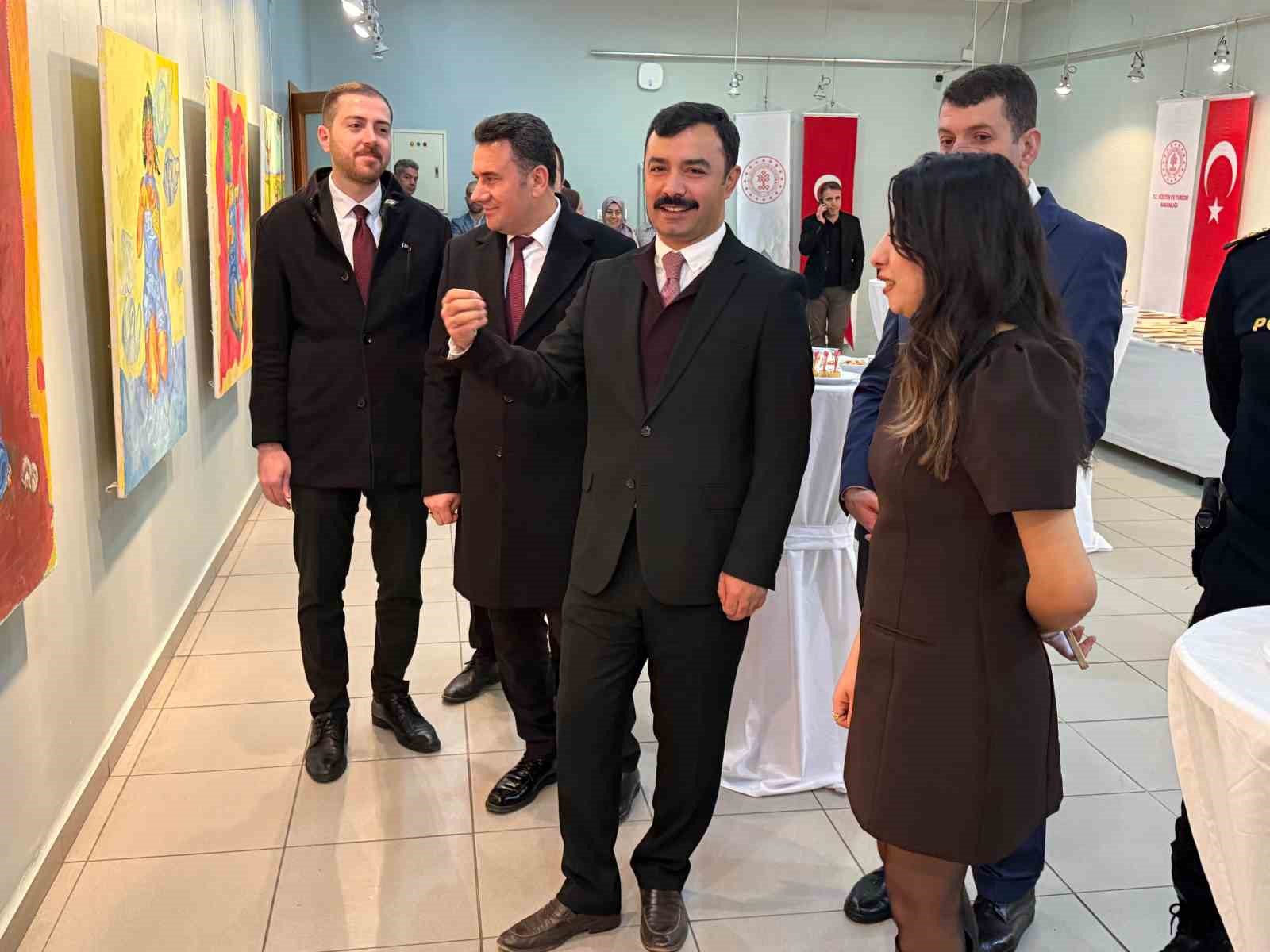 Kahta’da sanat ve çevre temalı sergi ilgi gördü
