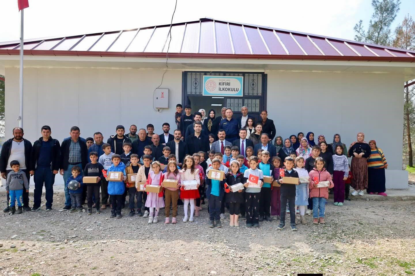 Kahta’daki köy okulunda kütüphane açıldı
