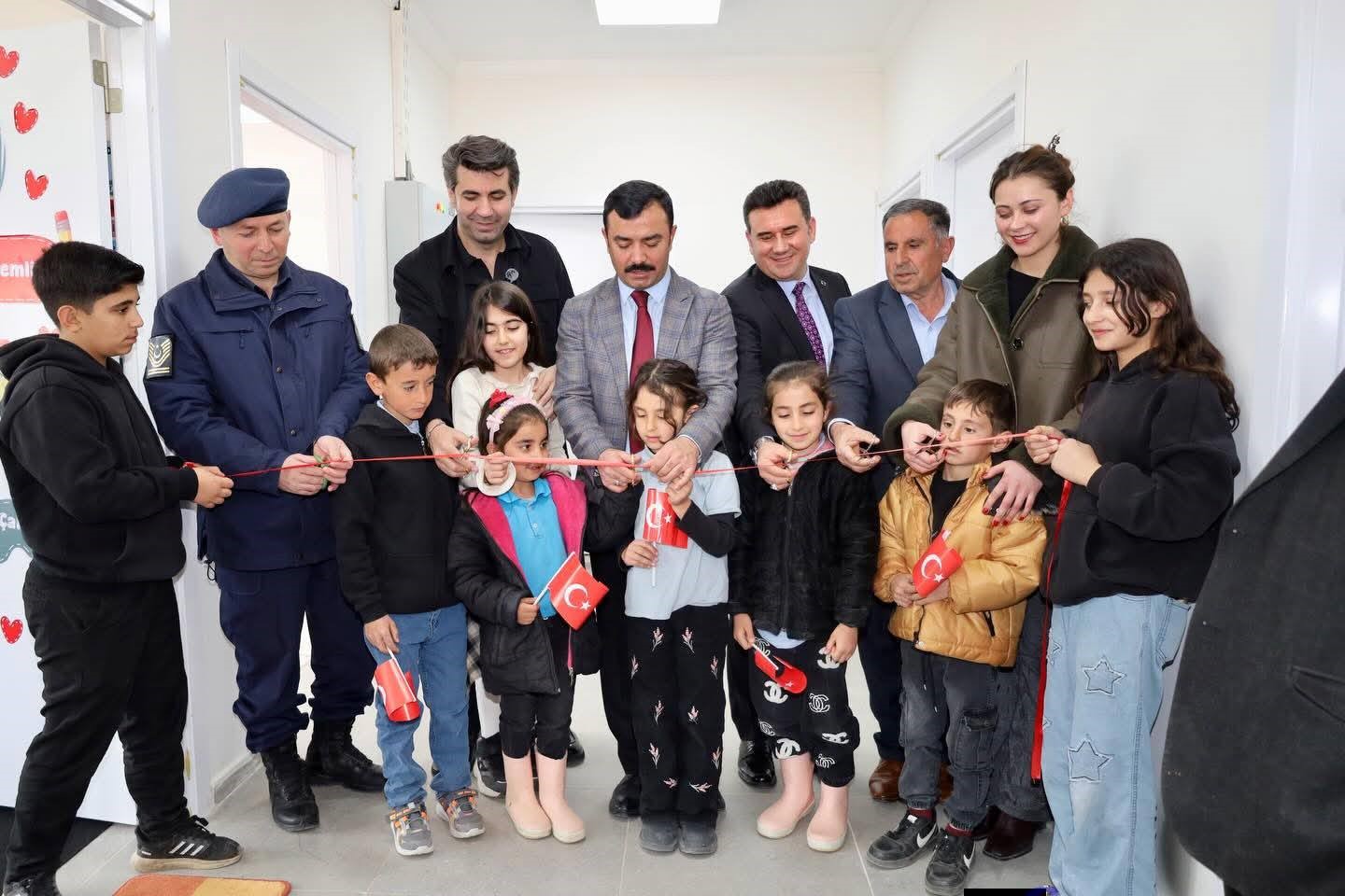 Kahta’daki köy okulunda kütüphane açıldı
