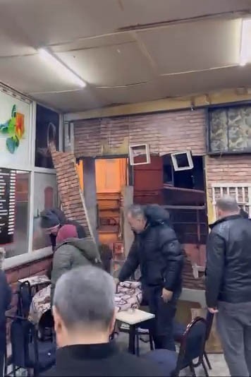 Kahvehanenin duvarları parçalansa da oyunlarına devam ettiler
