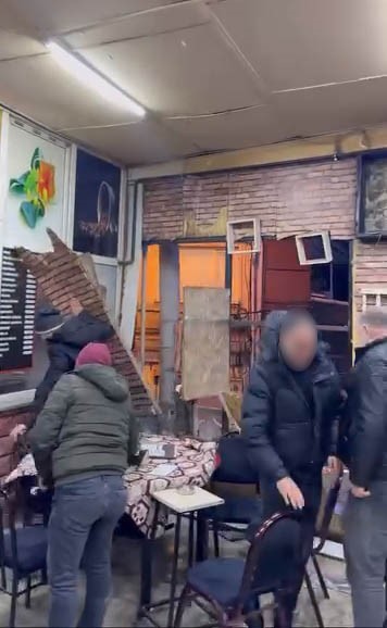 Kahvehanenin duvarları parçalansa da oyunlarına devam ettiler
