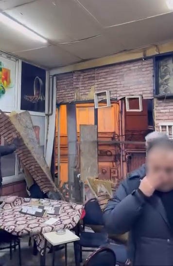 Kahvehanenin duvarları parçalansa da oyunlarına devam ettiler
