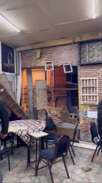 Kahvehanenin duvarları parçalansa da oyunlarına devam ettiler
