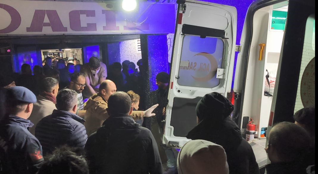 Kalbi duran yaralı için doktor sedye üzerinde kalp masajı yaptı
