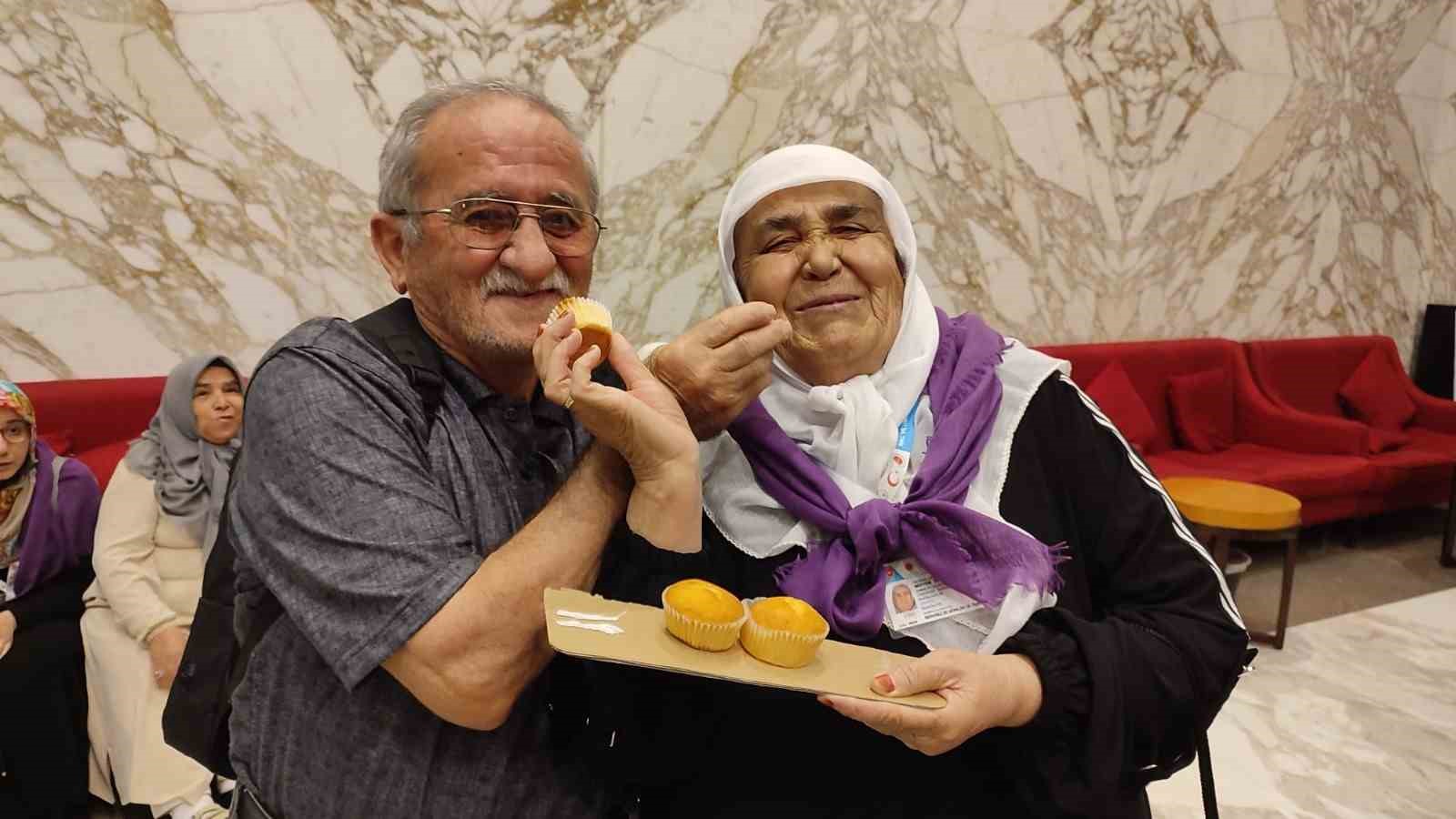 Kalbi sağ tarafta olan umreci 49. evlilik yıl dönümünü Mekke’de kutladı
