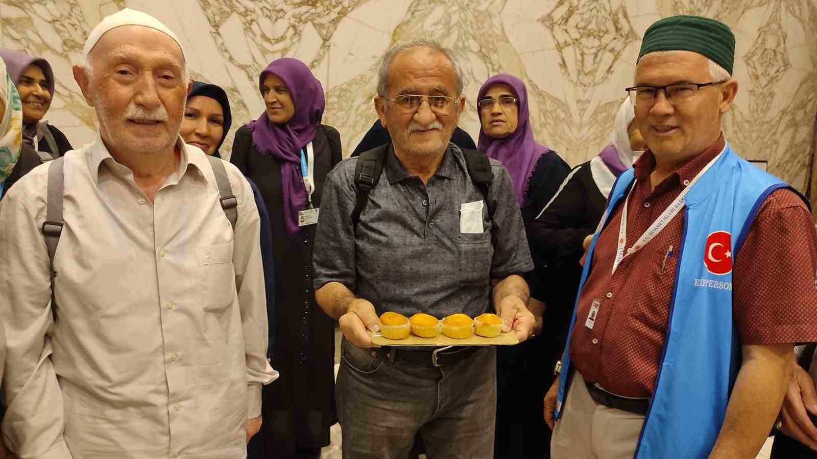 Kalbi sağ tarafta olan umreci 49. evlilik yıl dönümünü Mekke’de kutladı
