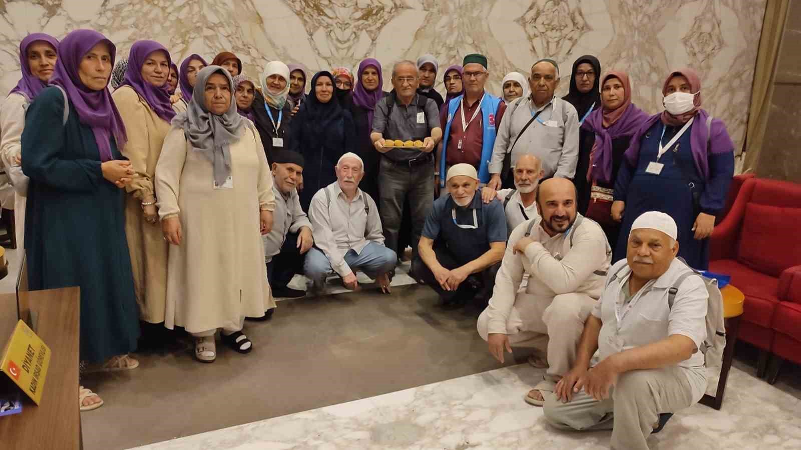 Kalbi sağ tarafta olan umreci 49. evlilik yıl dönümünü Mekke’de kutladı
