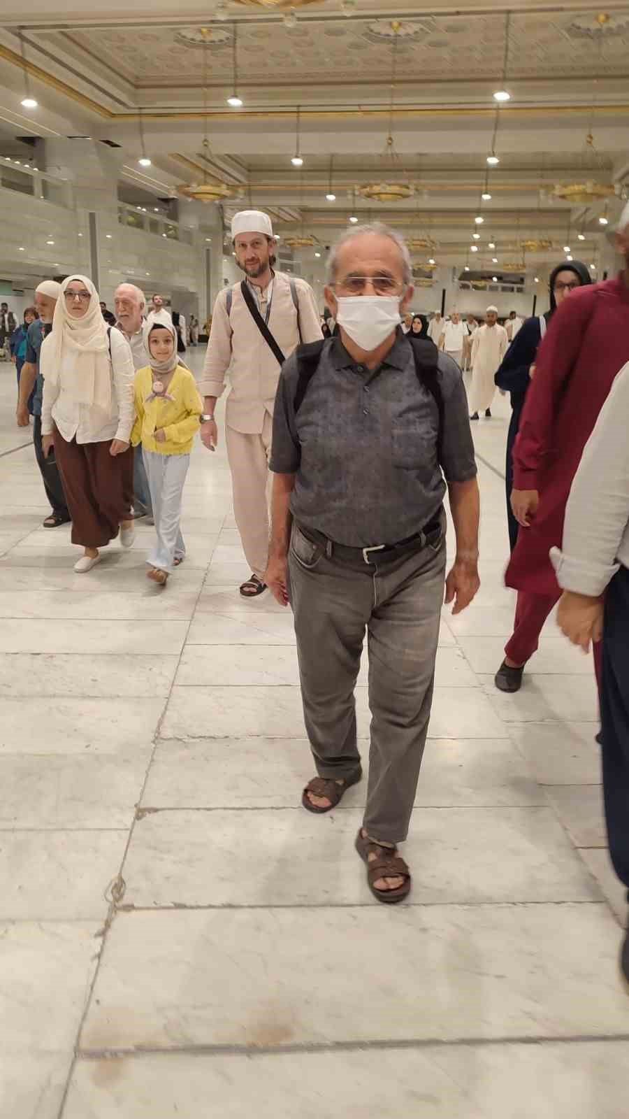 Kalbi sağ tarafta olan umreci 49. evlilik yıl dönümünü Mekke’de kutladı
