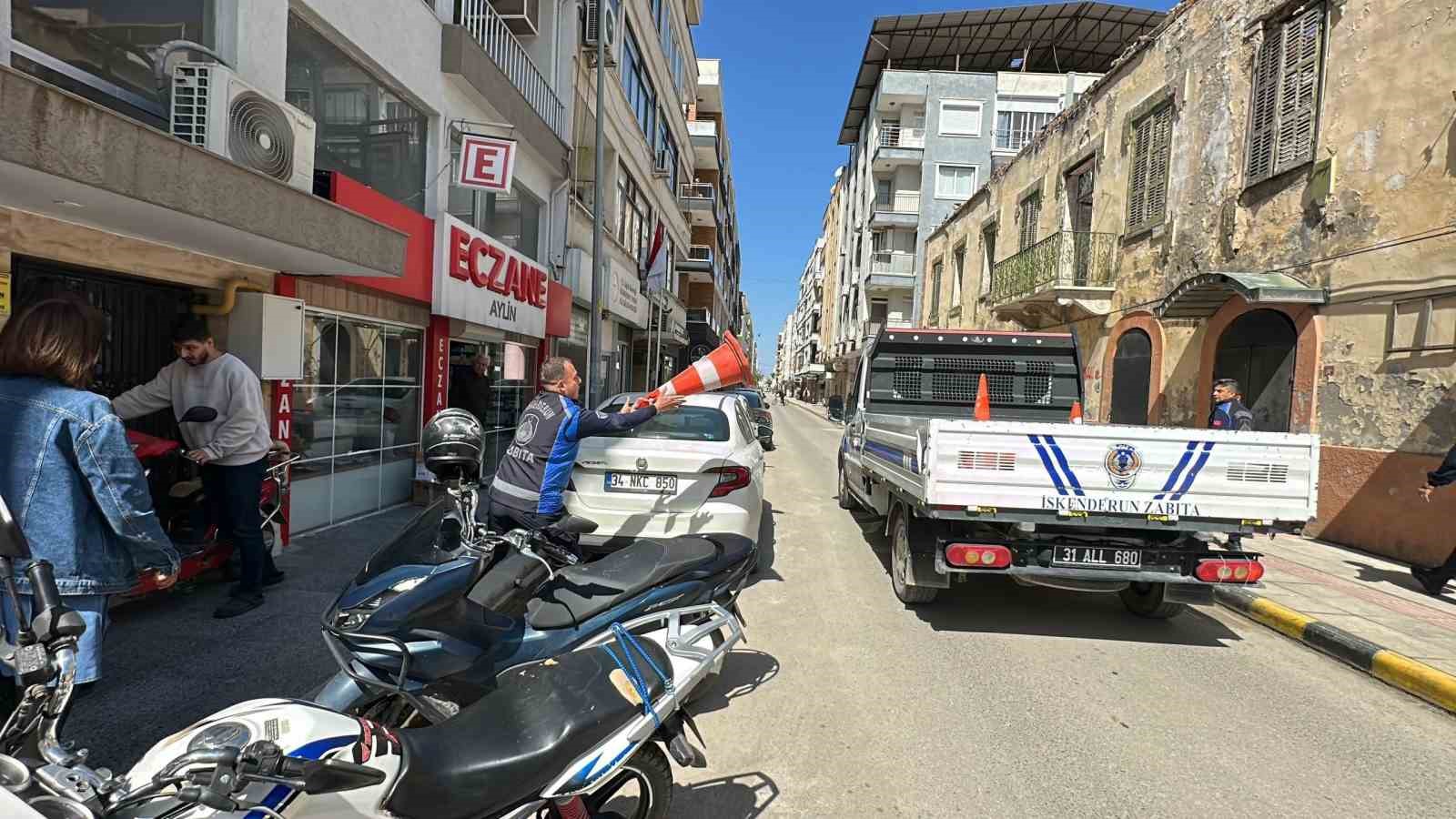 Kaldırım işgalini önlemek için operasyona çıkan zabıtanın görev aşkı, esnafın ısrarını yendi
