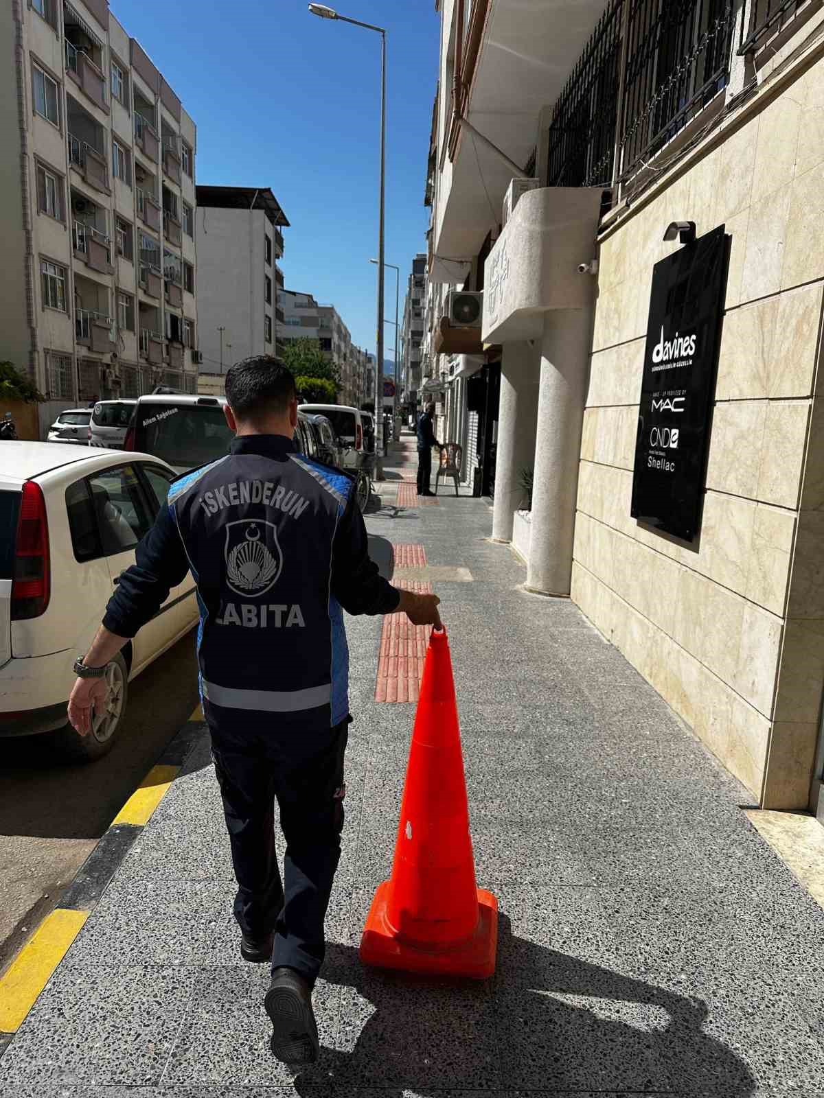 Kaldırım işgalini önlemek için operasyona çıkan zabıtanın görev aşkı, esnafın ısrarını yendi
