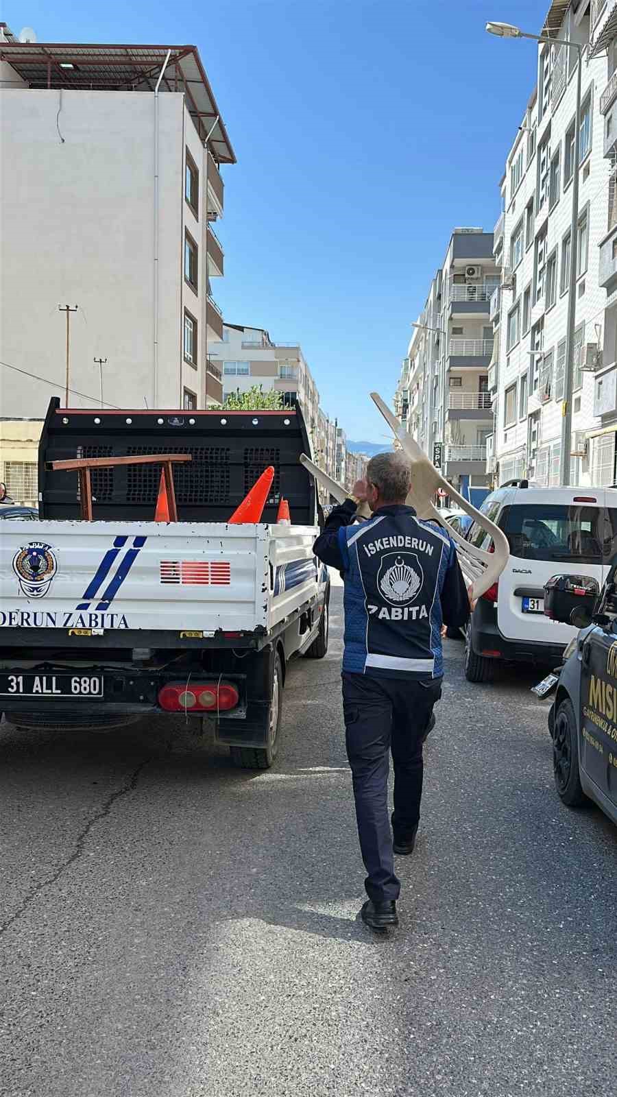 Kaldırım işgalini önlemek için operasyona çıkan zabıtanın görev aşkı, esnafın ısrarını yendi
