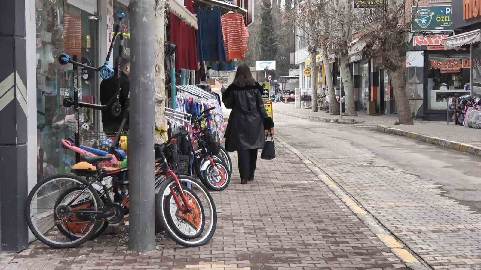 Kaldırım işgalleri vatandaşlara pes dedirtiyor
