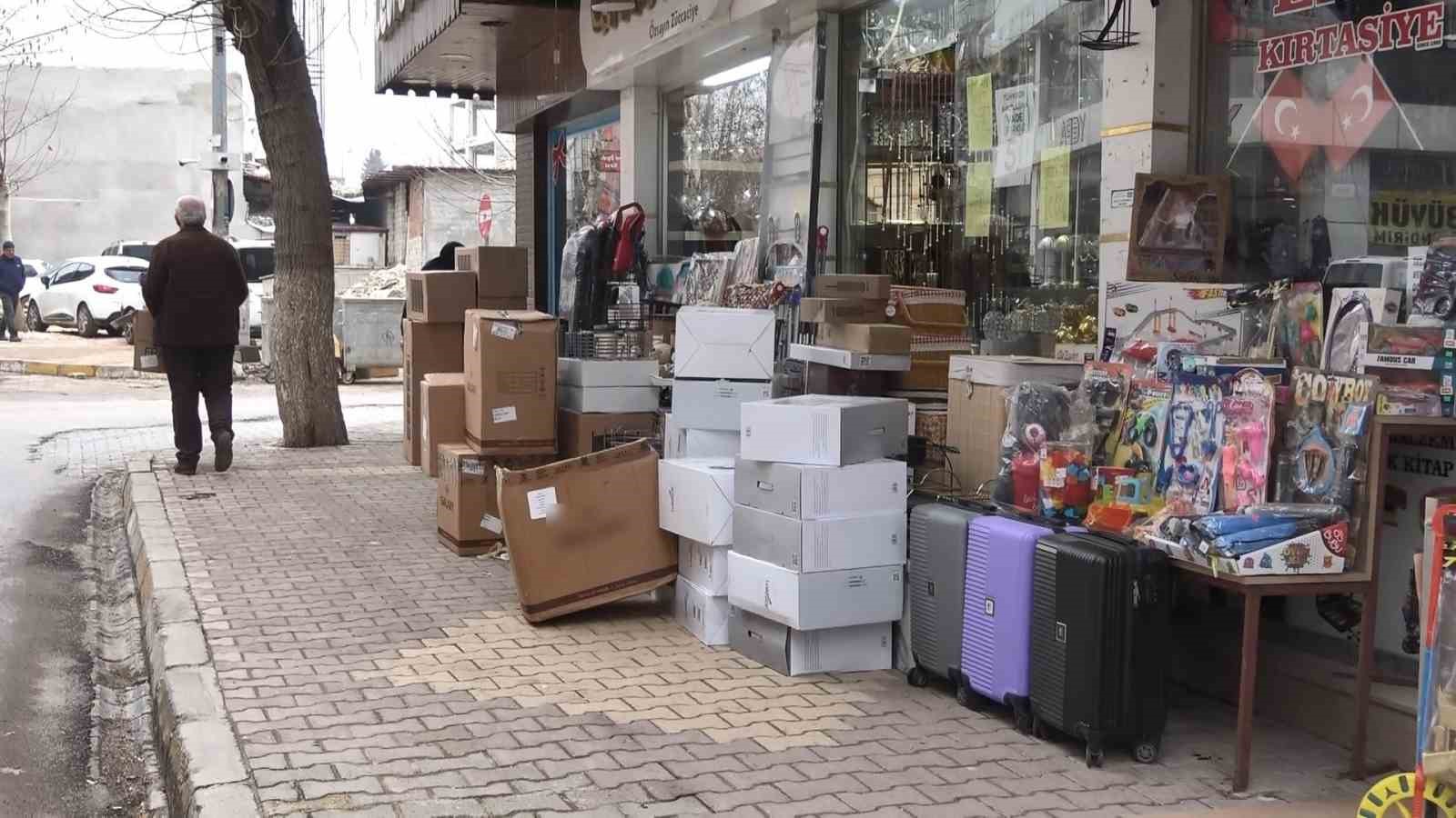 Kaldırım işgalleri vatandaşlara pes dedirtiyor
