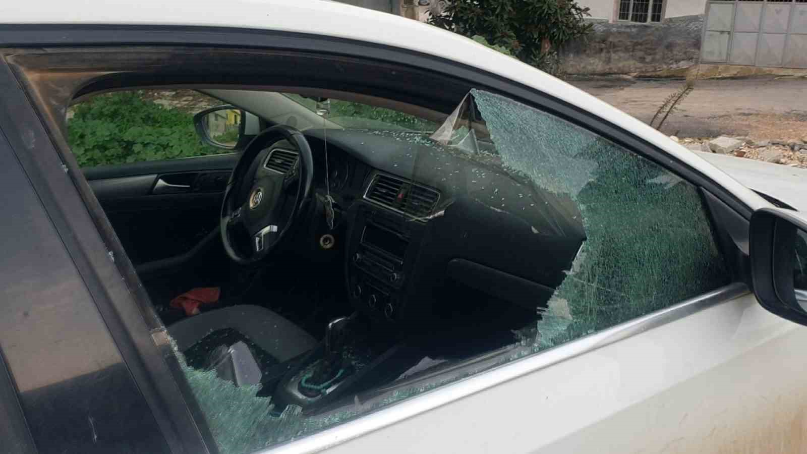 Kaldırım taşıyla camını kırdıkları otomobilden depremzede vatandaşın 100 bin TL’sini çaldılar
Kaldırım taşıyla camını kırdıkları otomobilden depremzede vatandaşın 100 bin TL’sini çaldılar