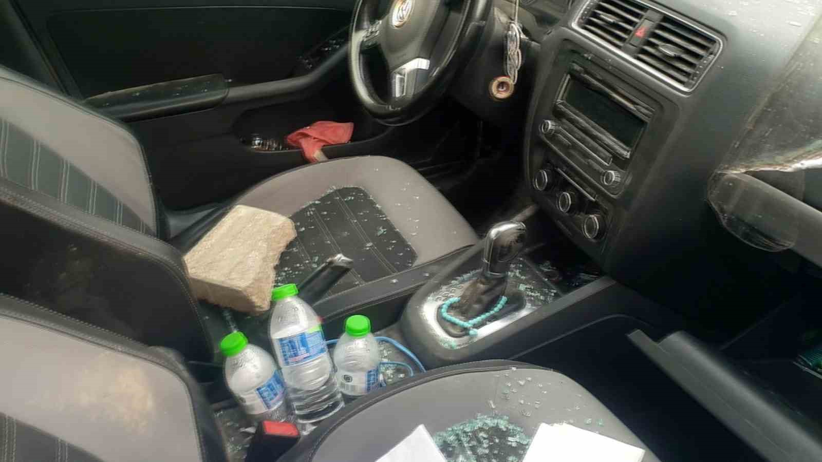 Kaldırım taşıyla camını kırdıkları otomobilden depremzede vatandaşın 100 bin TL’sini çaldılar
Kaldırım taşıyla camını kırdıkları otomobilden depremzede vatandaşın 100 bin TL’sini çaldılar