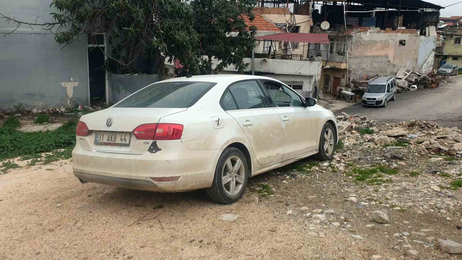Kaldırım taşıyla camını kırdıkları otomobilden depremzede vatandaşın 100 bin TL’sini çaldılar
Kaldırım taşıyla camını kırdıkları otomobilden depremzede vatandaşın 100 bin TL’sini çaldılar