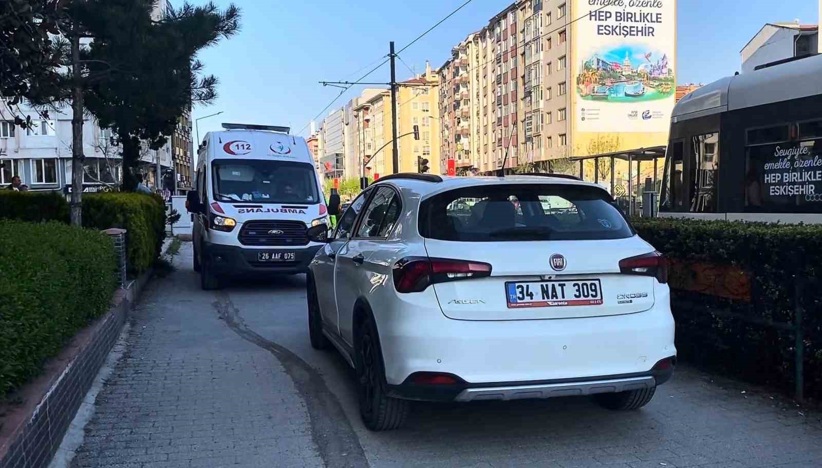 Kaldırıma çıkan araç yayayı ezdi
