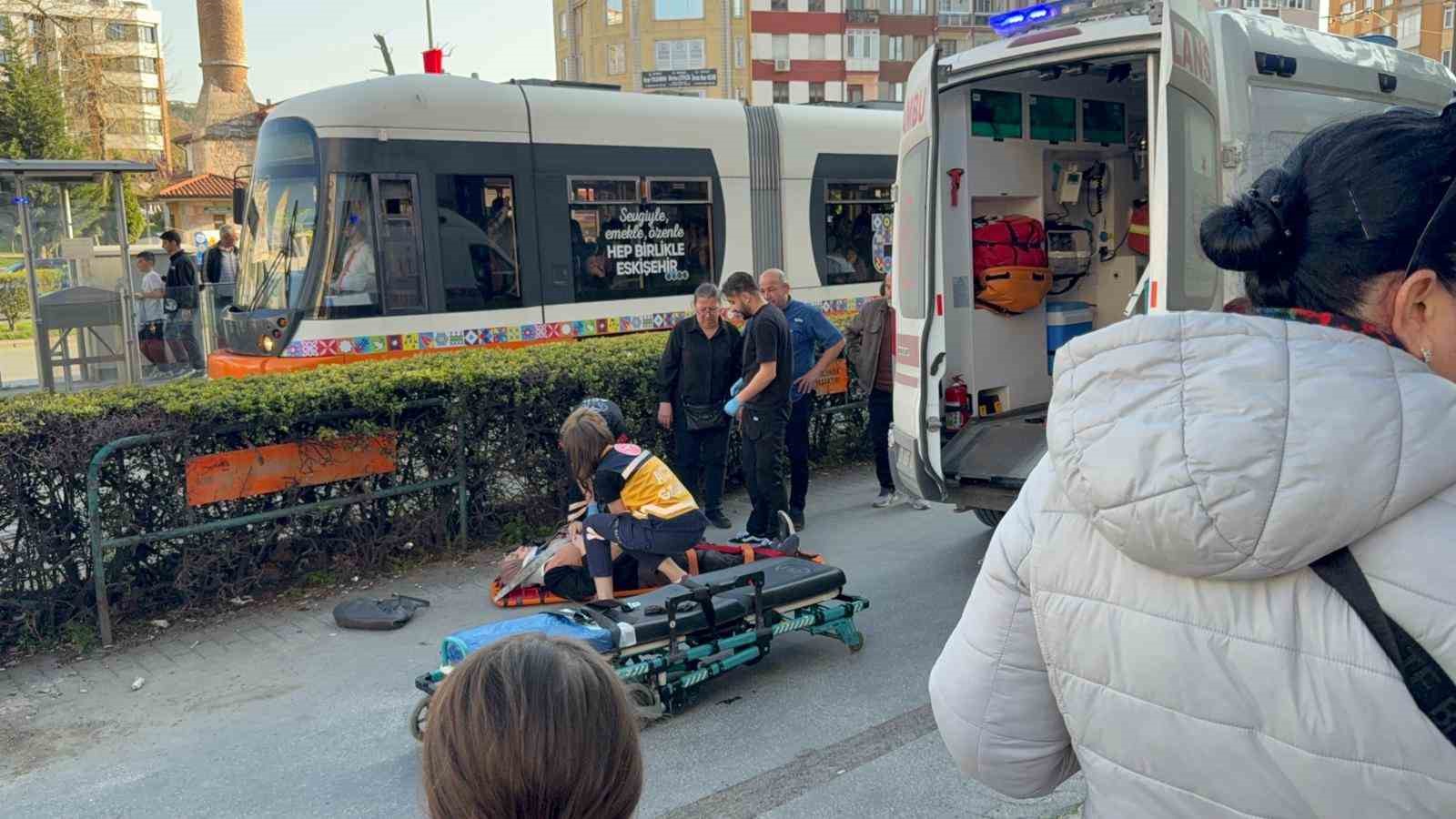 Kaldırıma çıkan araç yayayı ezdi
