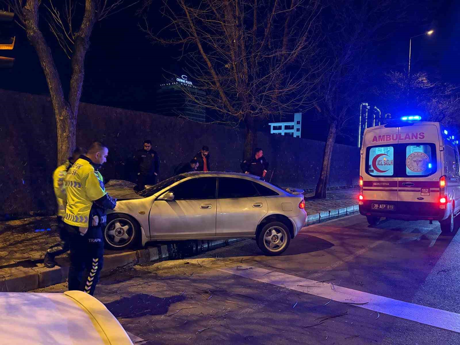 Kaldırıma çıkan otomobil ağaca çarptı: 2 yaralı
