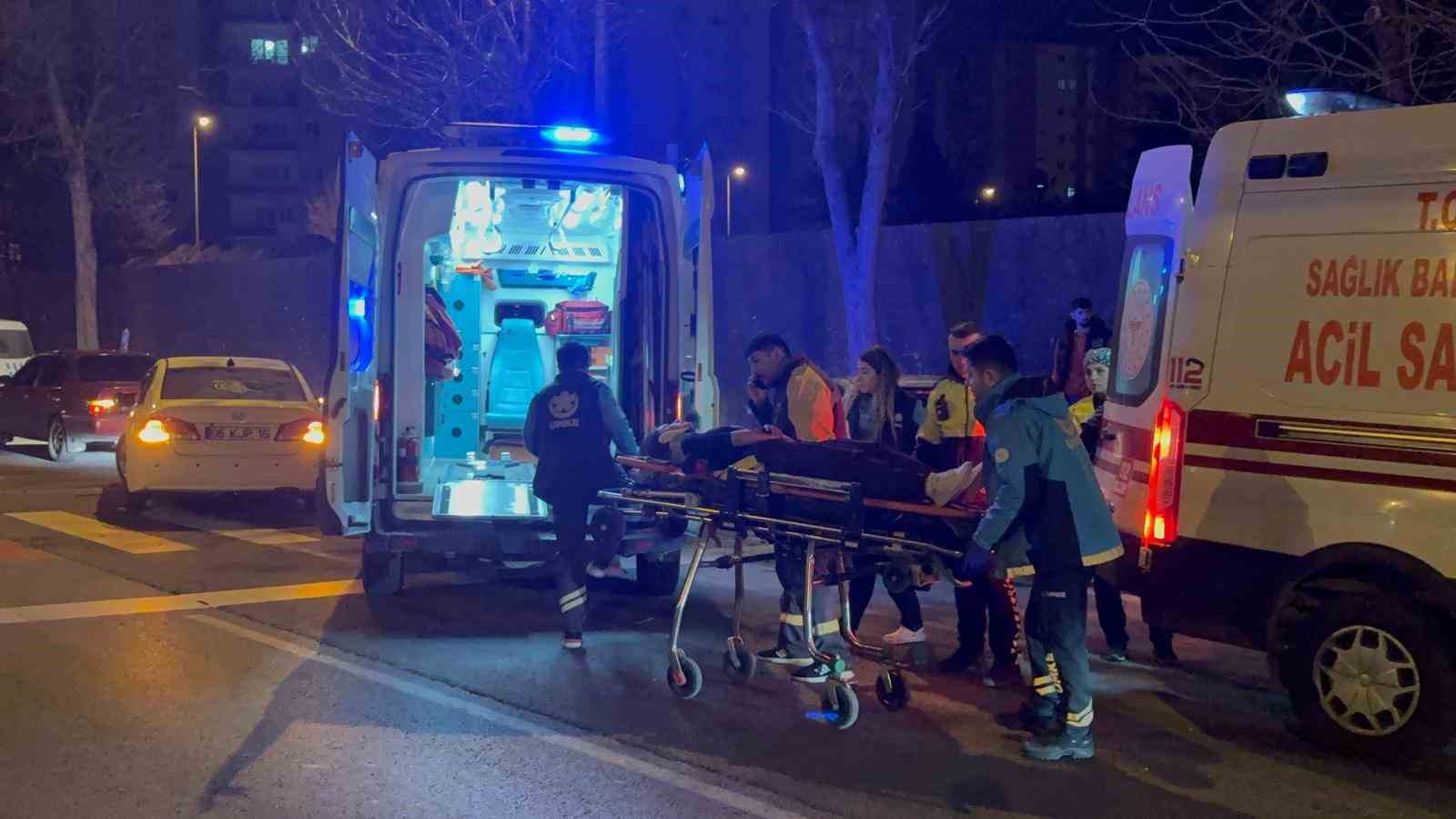 Kaldırıma çıkan otomobil ağaca çarptı: 2 yaralı
