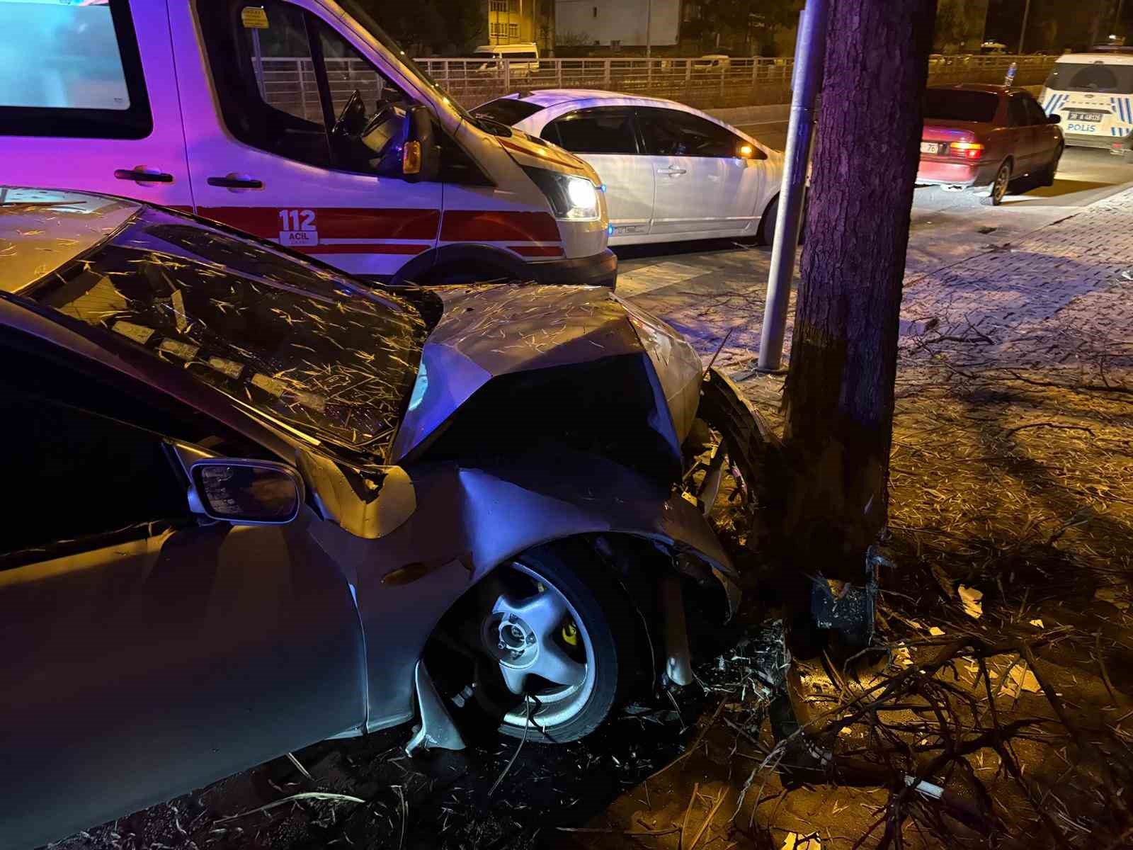 Kaldırıma çıkan otomobil ağaca çarptı: 2 yaralı
