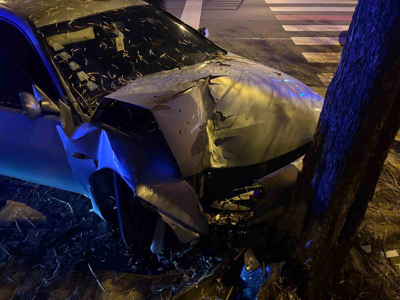 Kaldırıma çıkan otomobil ağaca çarptı: 2 yaralı
