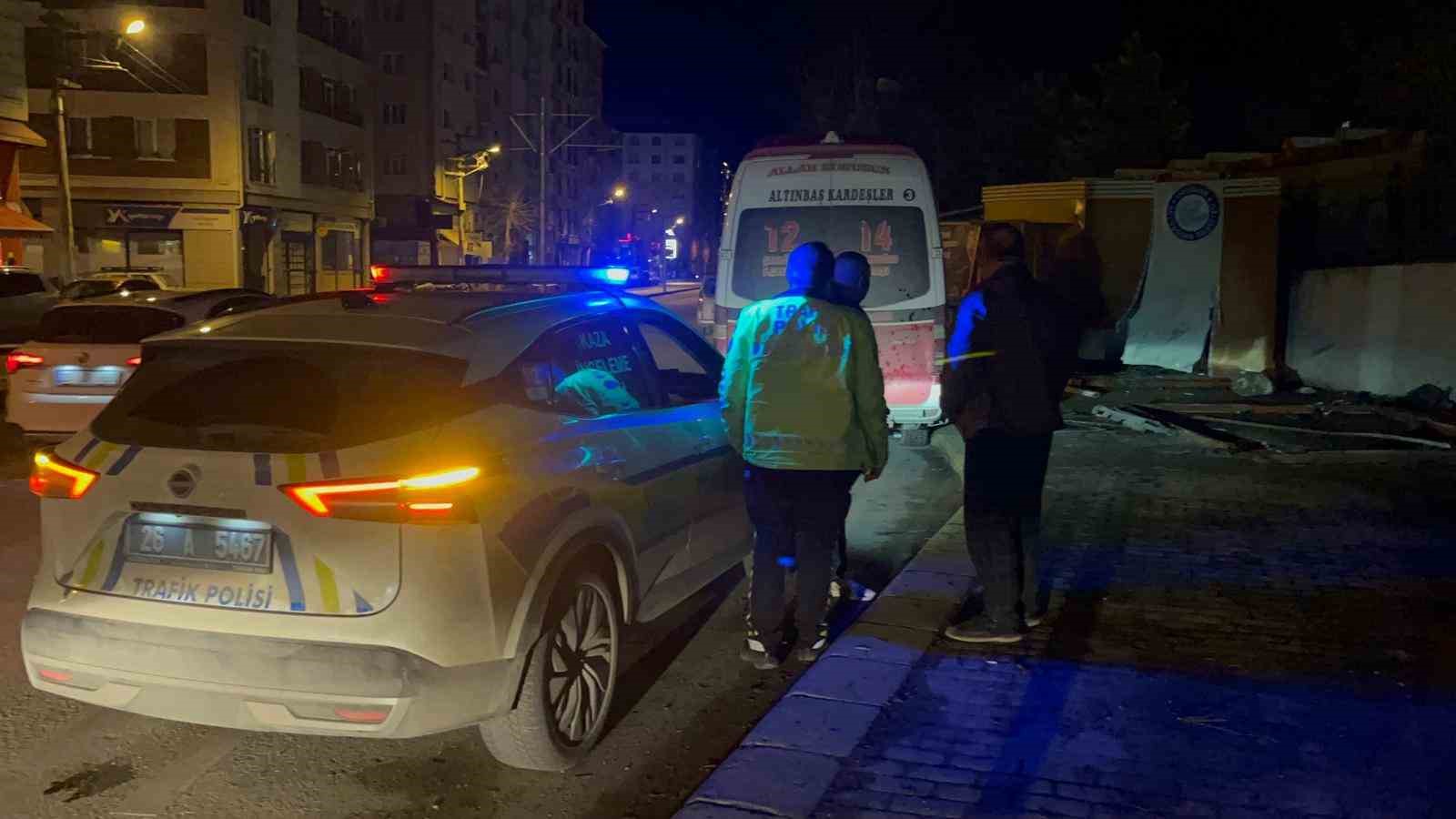 Kaldırıma giren araç, önüne çıkan her şeyi sürükledi
