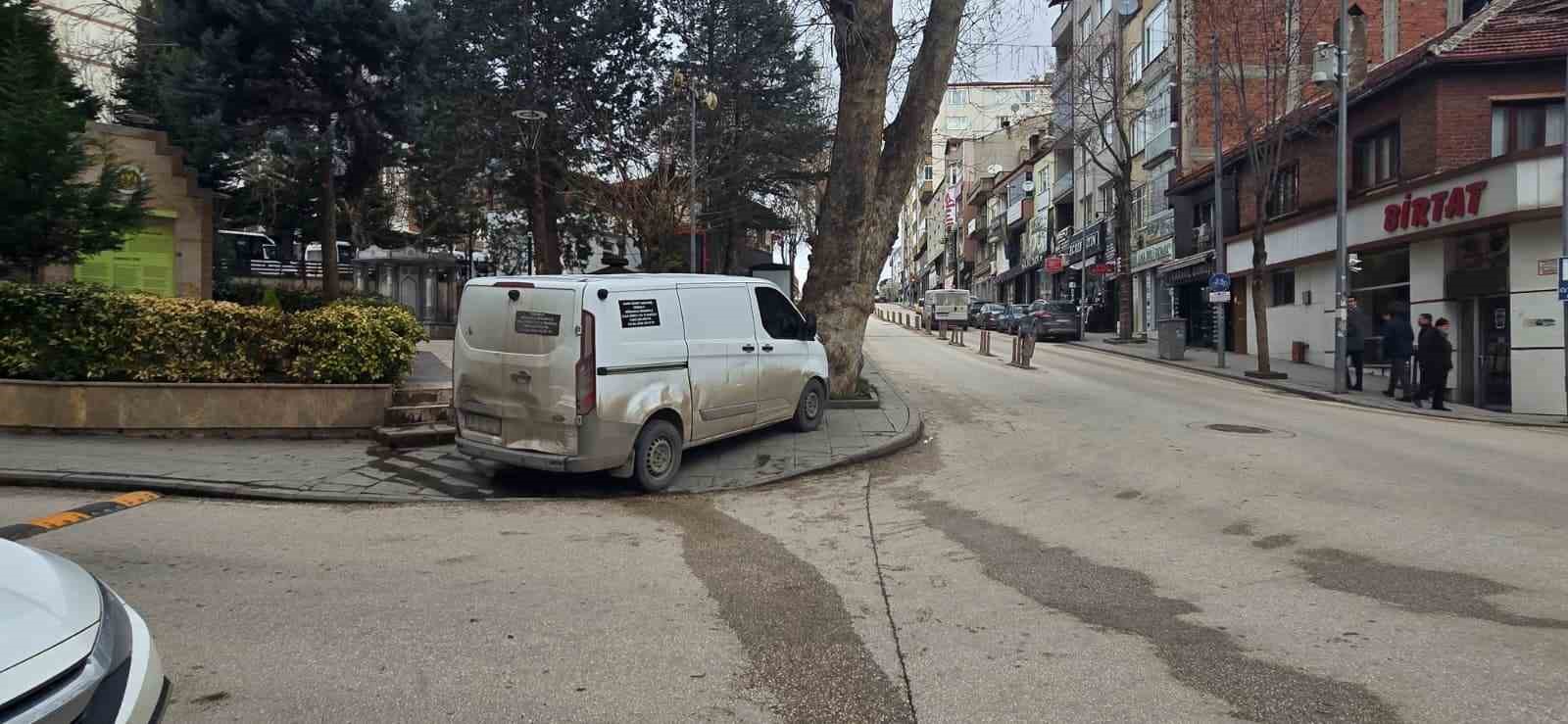 Kaldırıma park araç sürüsüne tepki geldi
