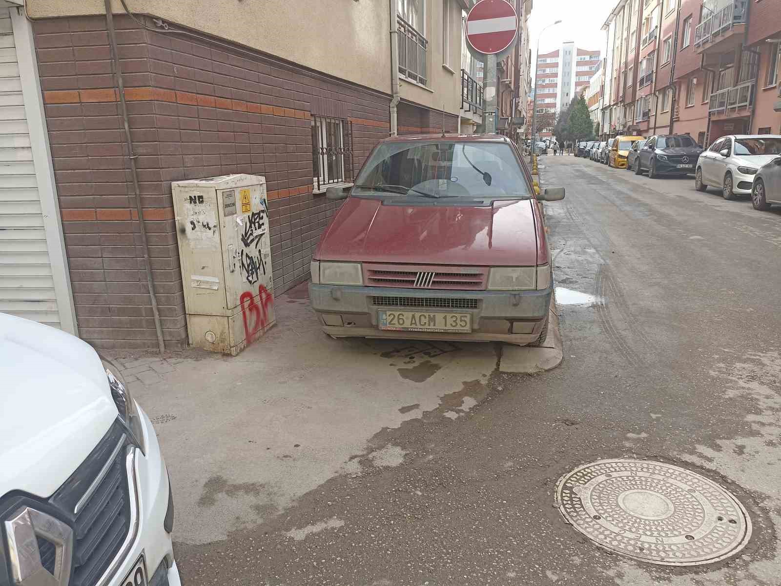 Kaldırıma park eden sürücü hem yayaları hem de engellileri hiçe saydı
