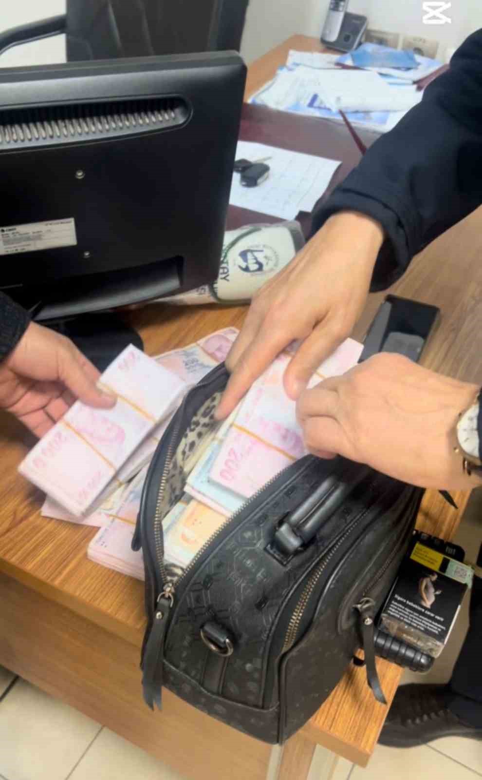 Kaldırımda bulunan para dolu çanta sahibine teslim edildi
